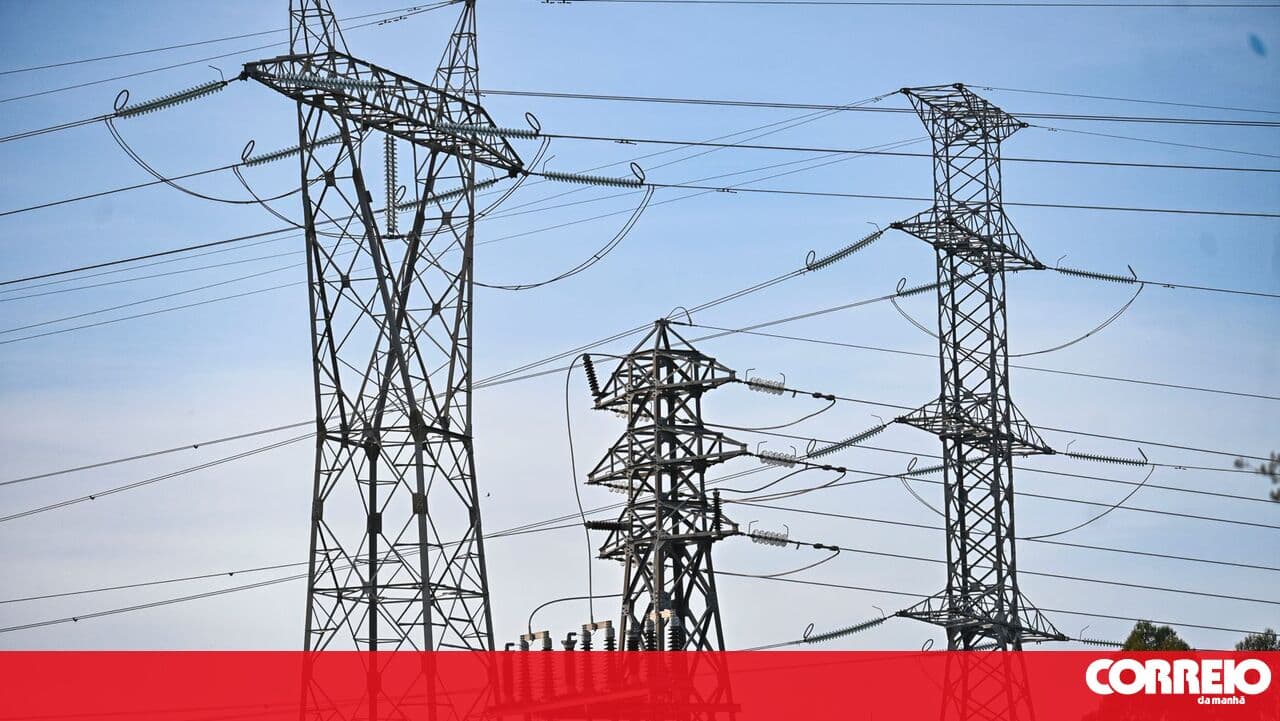 Residents of the Matadouro District in Almada Despair Over Constant Power Outages