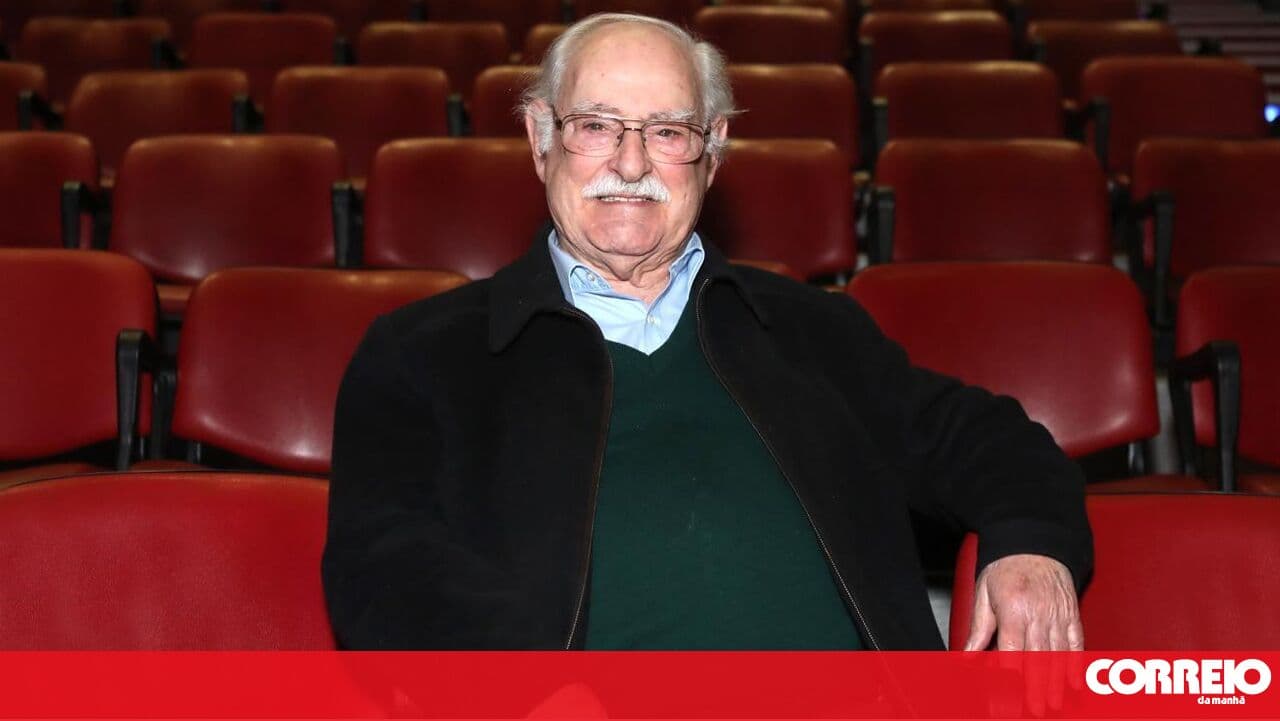 Ruy de Carvalho has returned home after a stroke and shares a tender moment with his great-grandson