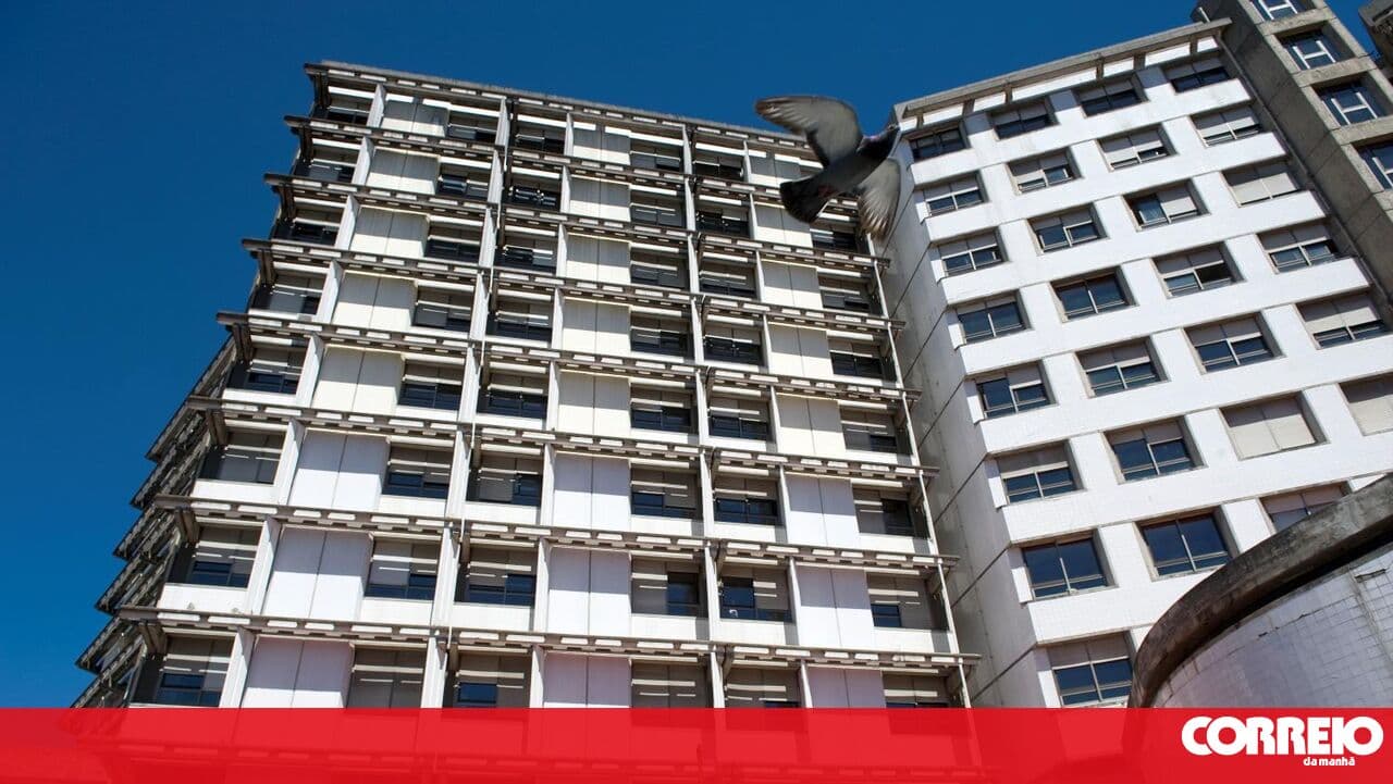 Two young people in serious condition after car crashes into wall in Fafe