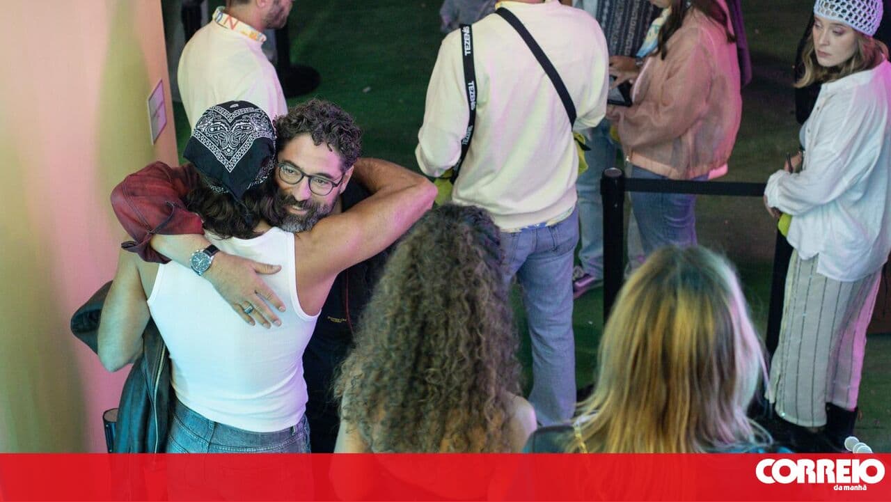 Portuguese people have fewer friends in social gatherings among the youngest and the poorest