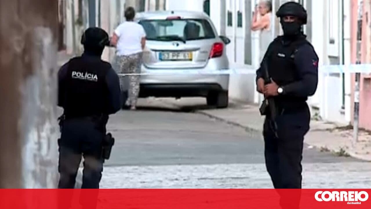 Police rescue 40 people from burning building in Barreiro