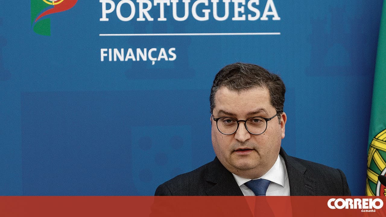 Government fights against return to deficit