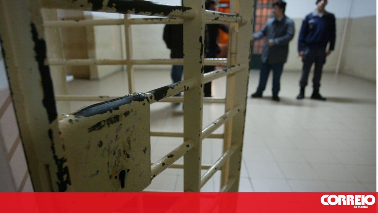 Prison guards question Government over closure of Lisbon prison