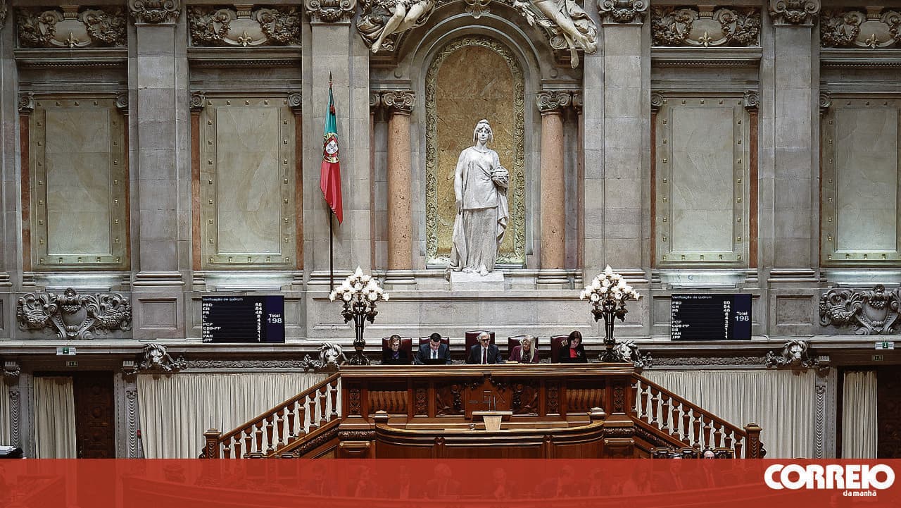 Aguiar-Branco says parliamentary security contacted Sábado journalist after staff complaint