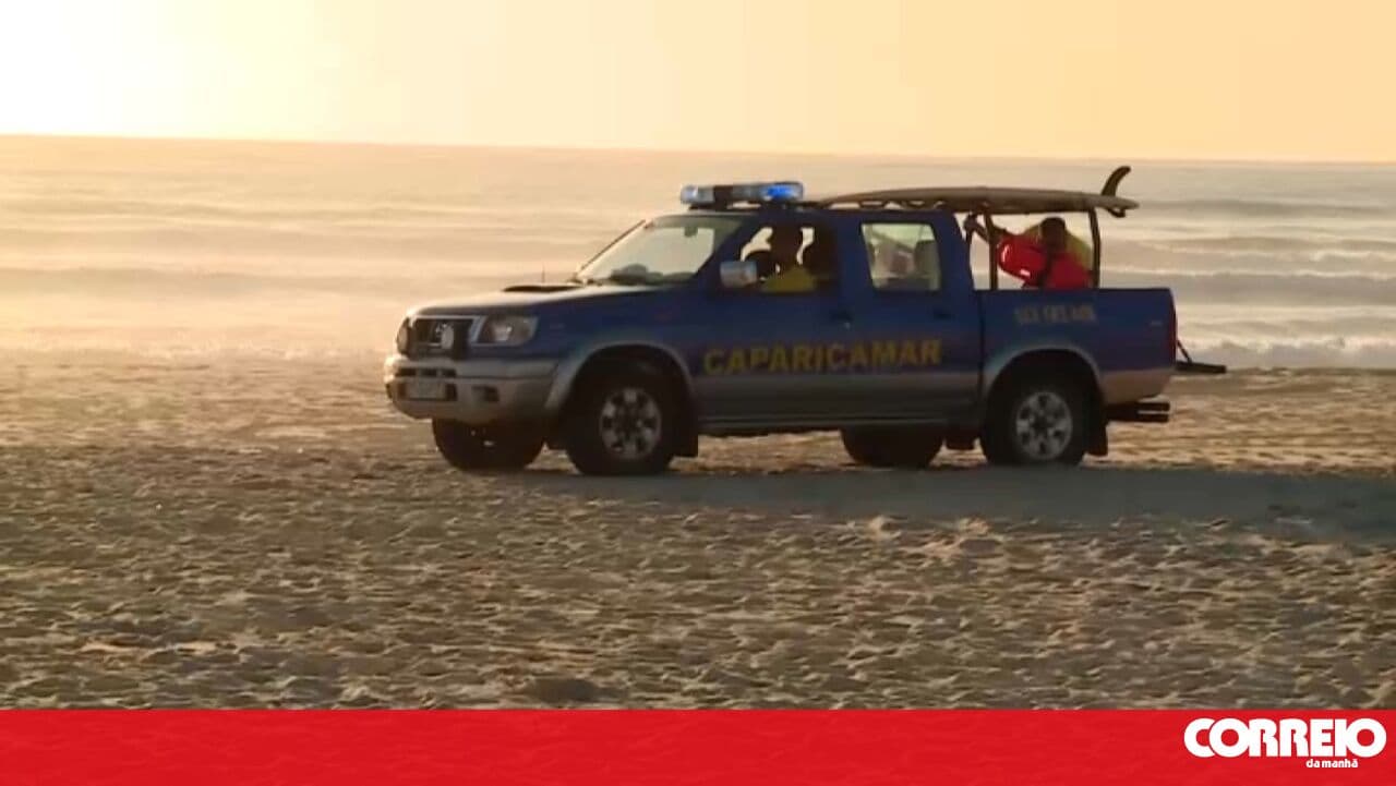 Search for young man missing at sea in Costa de Caparica continues on land