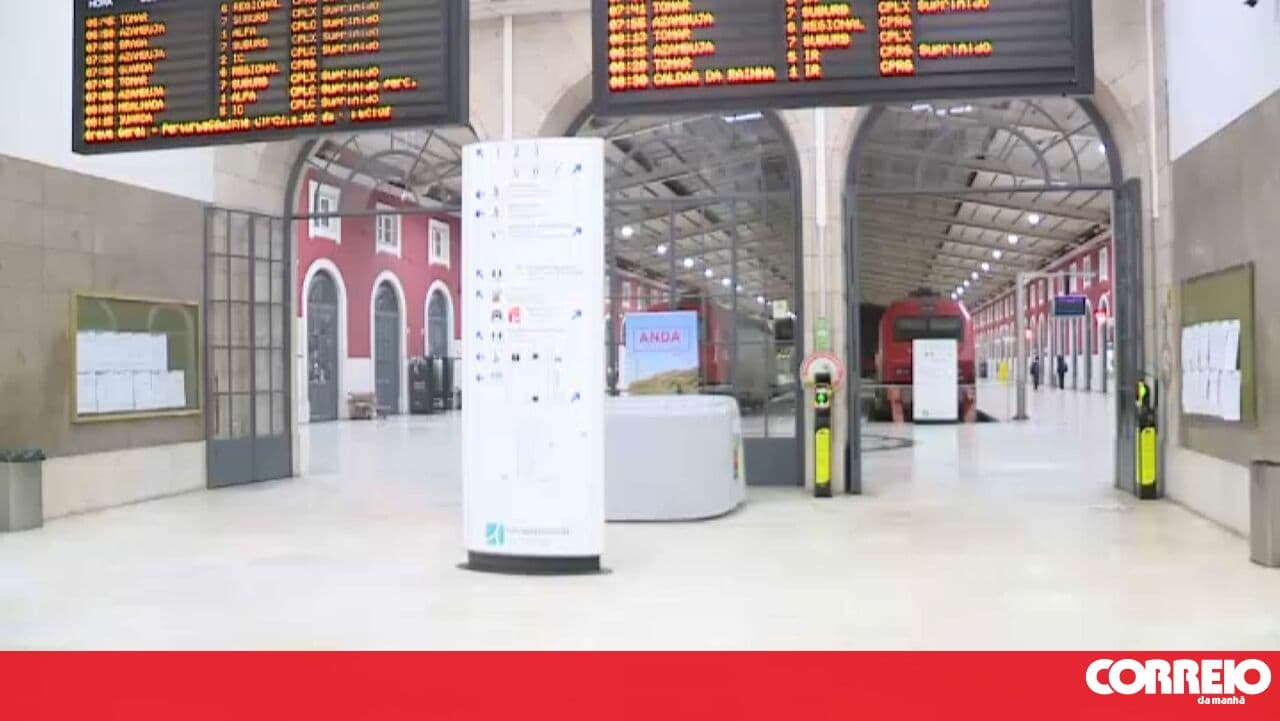 Stations nearly empty and trains cancelled: the first effects of the general strike on public transport