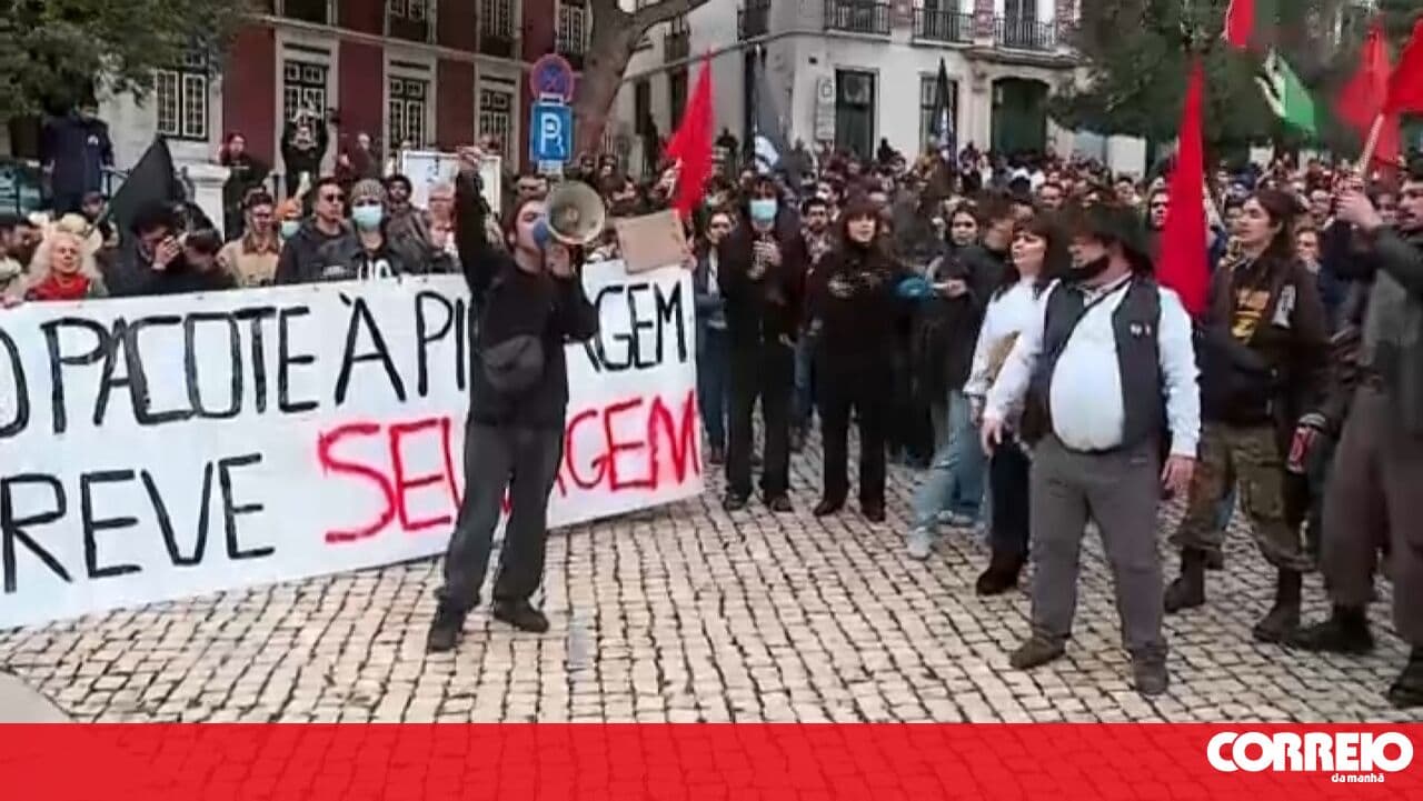 Hundreds of people gather in Rossio for protest on general strike day