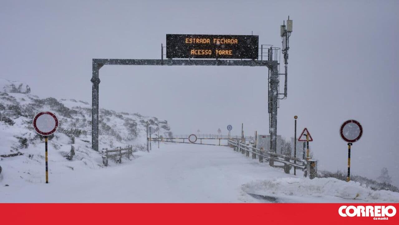 Snow forces closure of Serra da Estrela crossing road