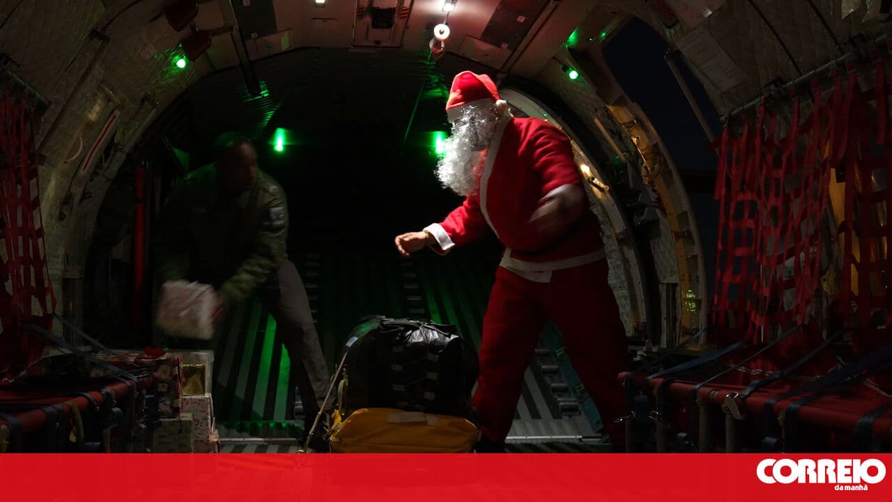 Father Christmas's reindeer loses speed and makes an emergency landing in Montijo. Watch the Air Force's season's greetings video