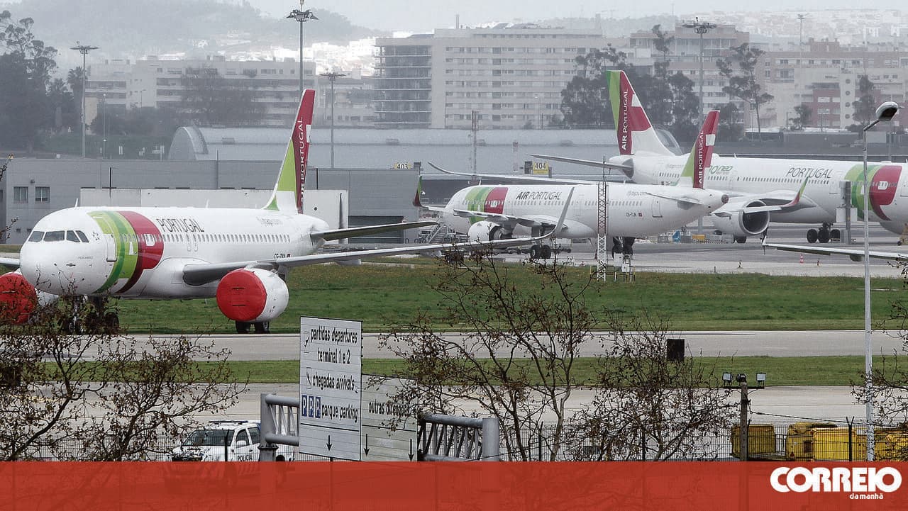 PSP officers board TAP plane after in-flight robbery report