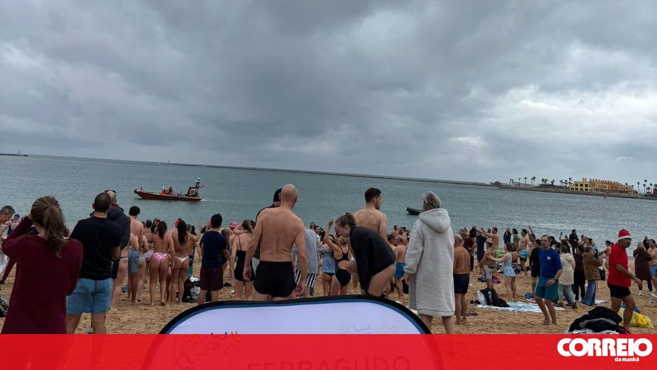 500 people took the first dip of the year in Ferragudo despite the cold and the threat of rain