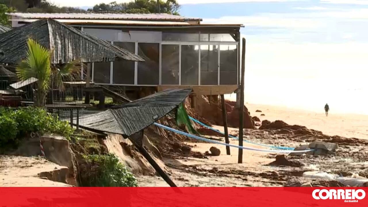 Rough seas destroy Forte Novo beach in Quarteira