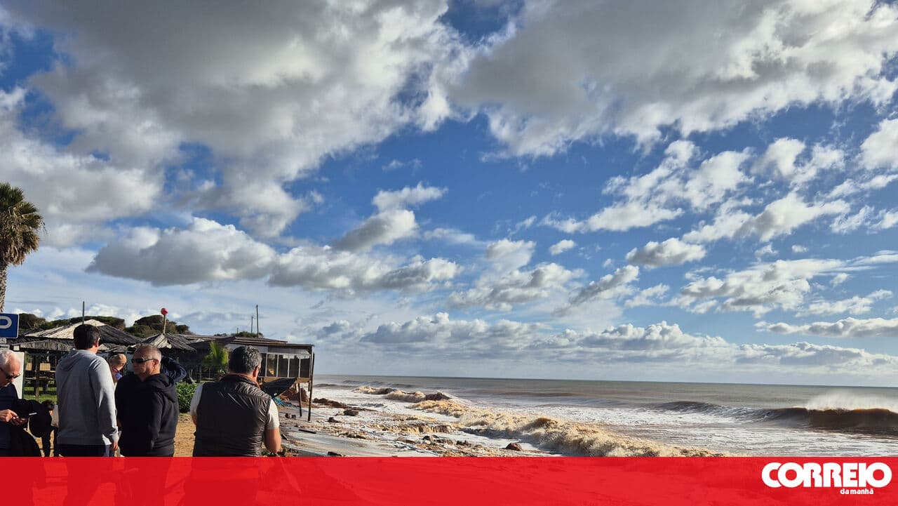 Sea strips sand from the beach, putting a restaurant in Quarteira at risk