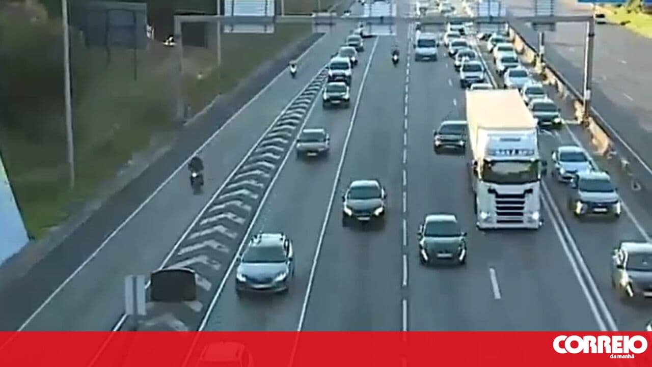 Hundreds of drivers sound their horns on the 25 de Abril Bridge in protest at toll increases