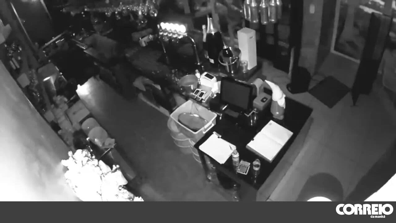 Two thieves caught on camera robbing a restaurant in Amadora