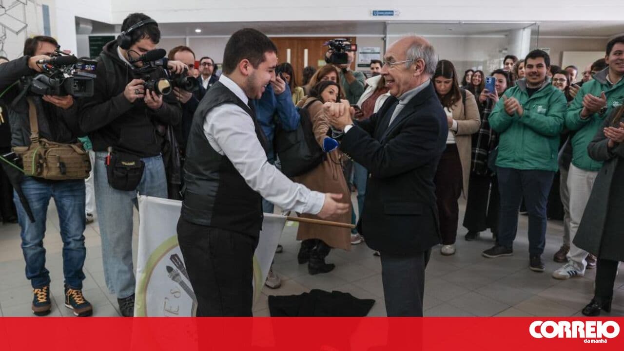 Marques Mendes tries out a little dance step and meets an undecided voter who says 'they're all good'