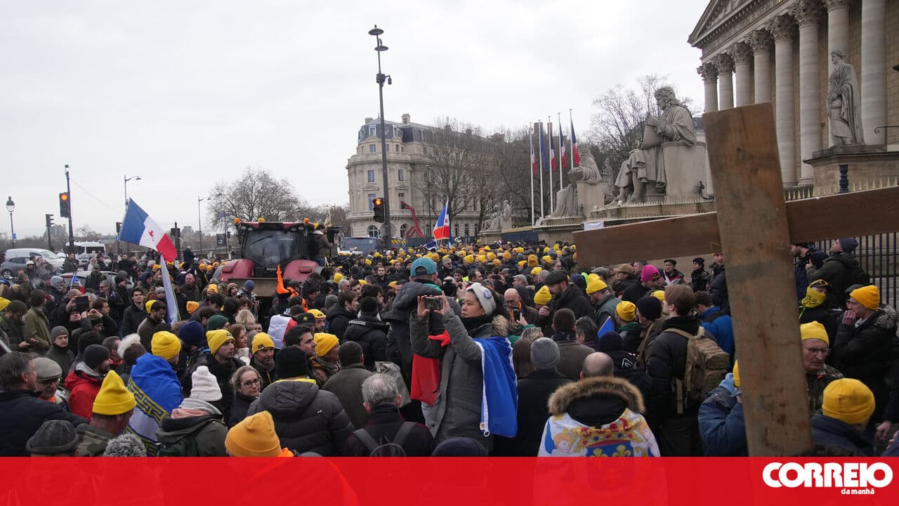 Farmers block roads in France at borders with Belgium and Spain