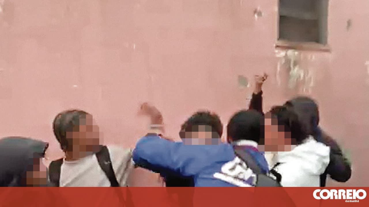 Students assault 14-year-old classmate and film it at a school in Oeiras