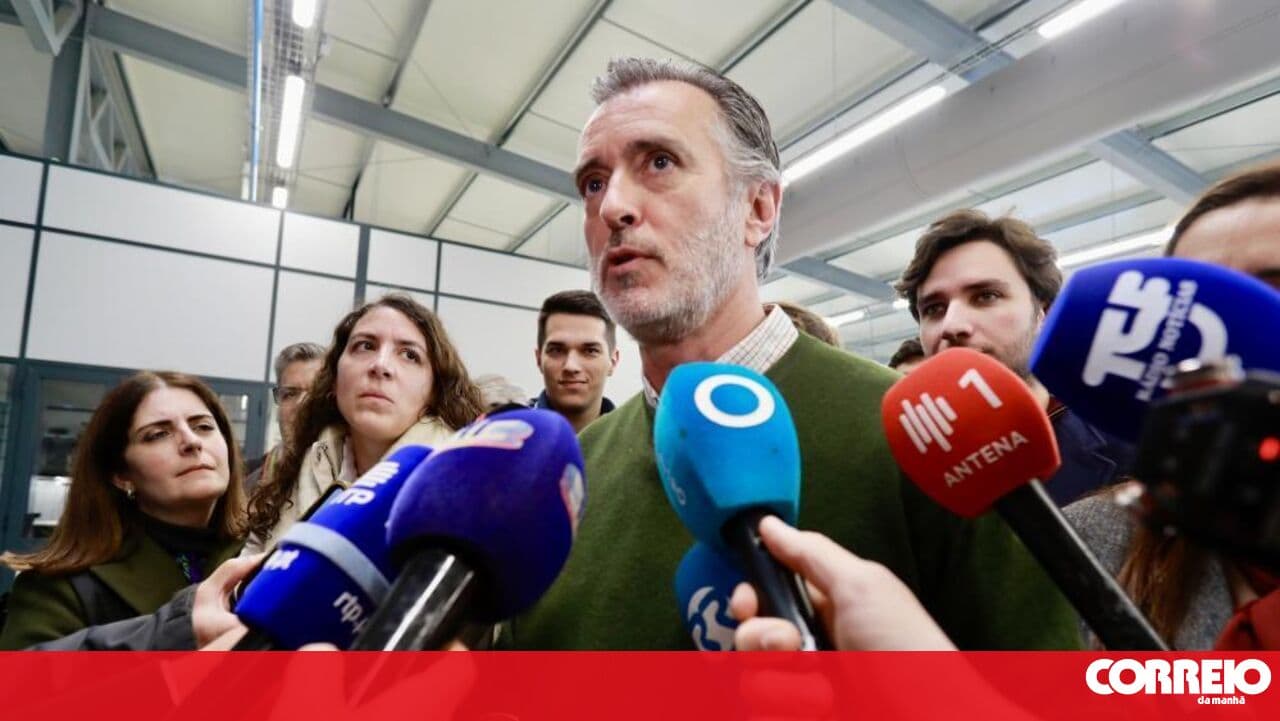 Former aide accuses Cotrim de Figueiredo of harassment. Candidate denies it and says he will 'sue her for defamation'