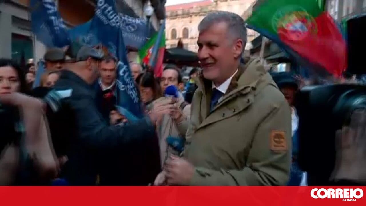Rain did not deter Gouveia e Melo from meeting the public in Gondomar, but he kept his rivals in his sights