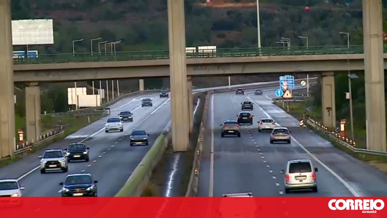 Four injured in van crash on the A22 in Albufeira