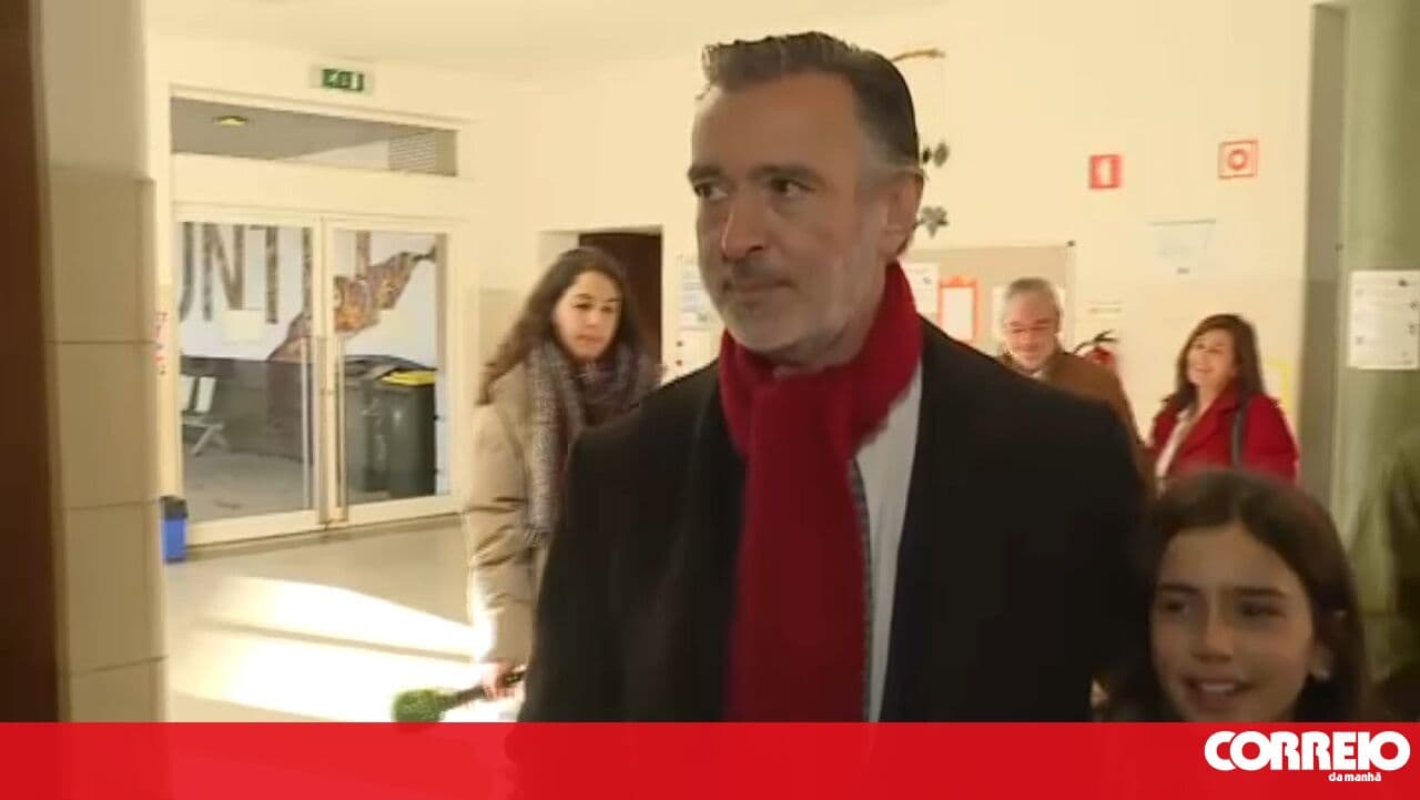 "Come and vote, don't let others decide for you": João Cotrim de Figueiredo has already voted, accompanied by his granddaughter