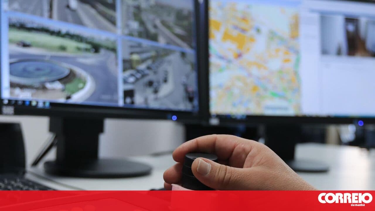 Pair filmed carrying out a violent mobile phone robbery in Amadora