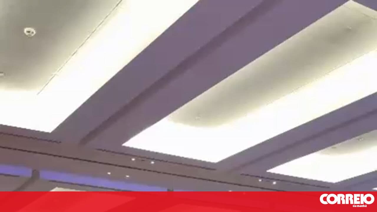 The room erupted as soon as it became clear that Seguro could be a potential winner against André Ventura