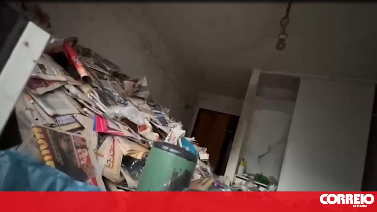 Residents of a building in Lisbon endure an ordeal from a nauseating odour coming from an apartment full of rubbish