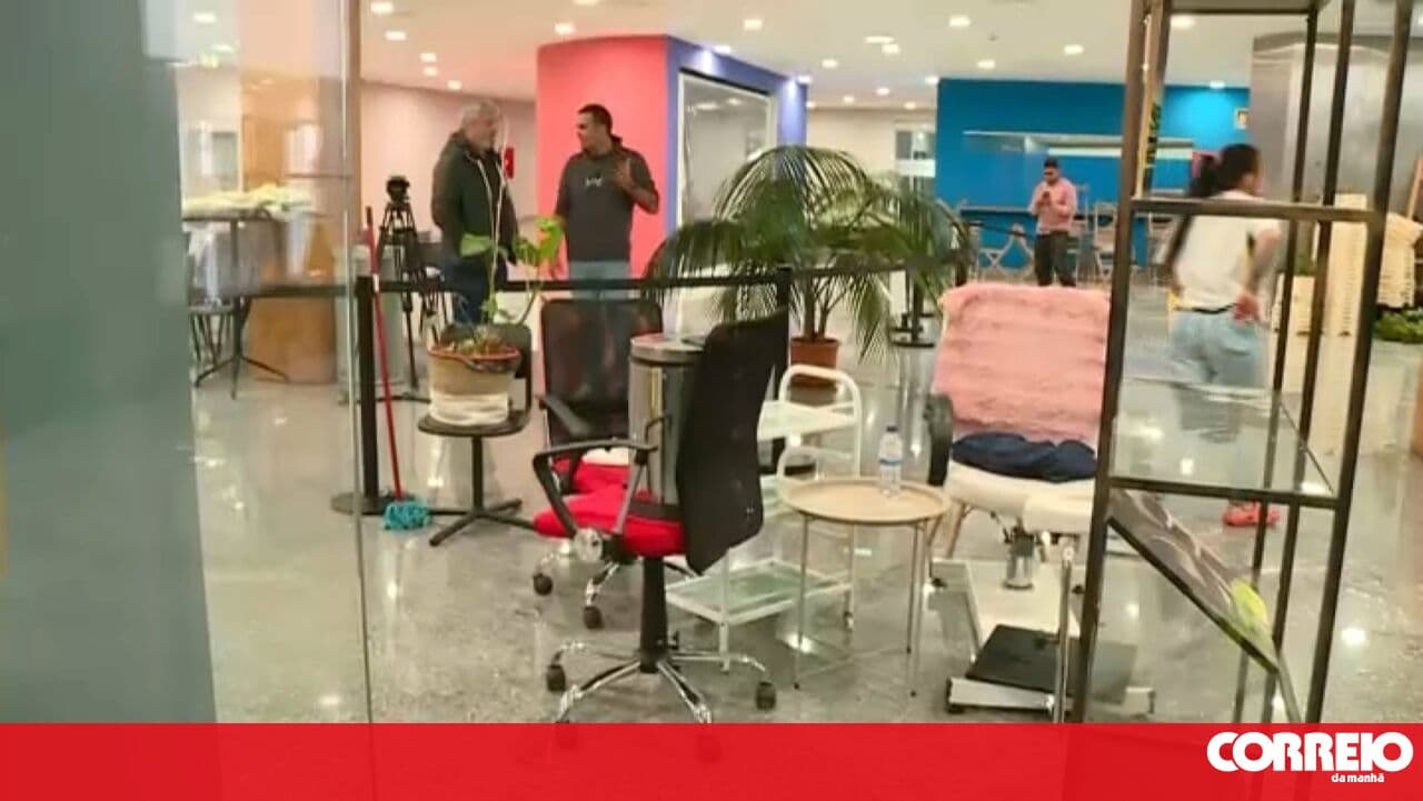 Shops flooded at Rio de Mouro Municipal Market due to bad weather