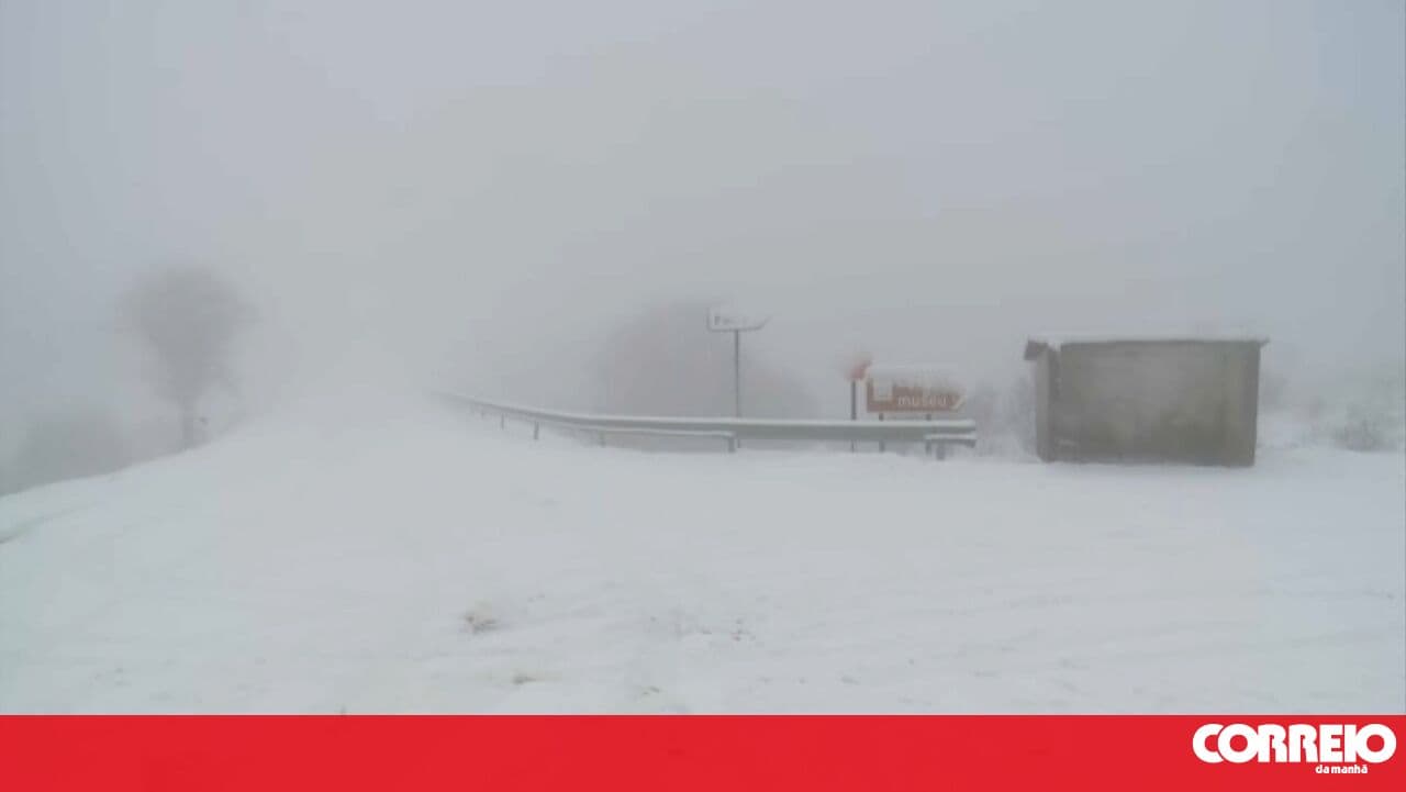 Heavy snowfall leaves CMTV team stranded in Castro Daire. Several roads are closed