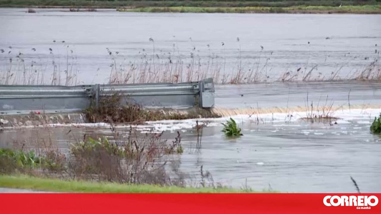 Road in Alcácer do Sal submerged due to rain and dam releases