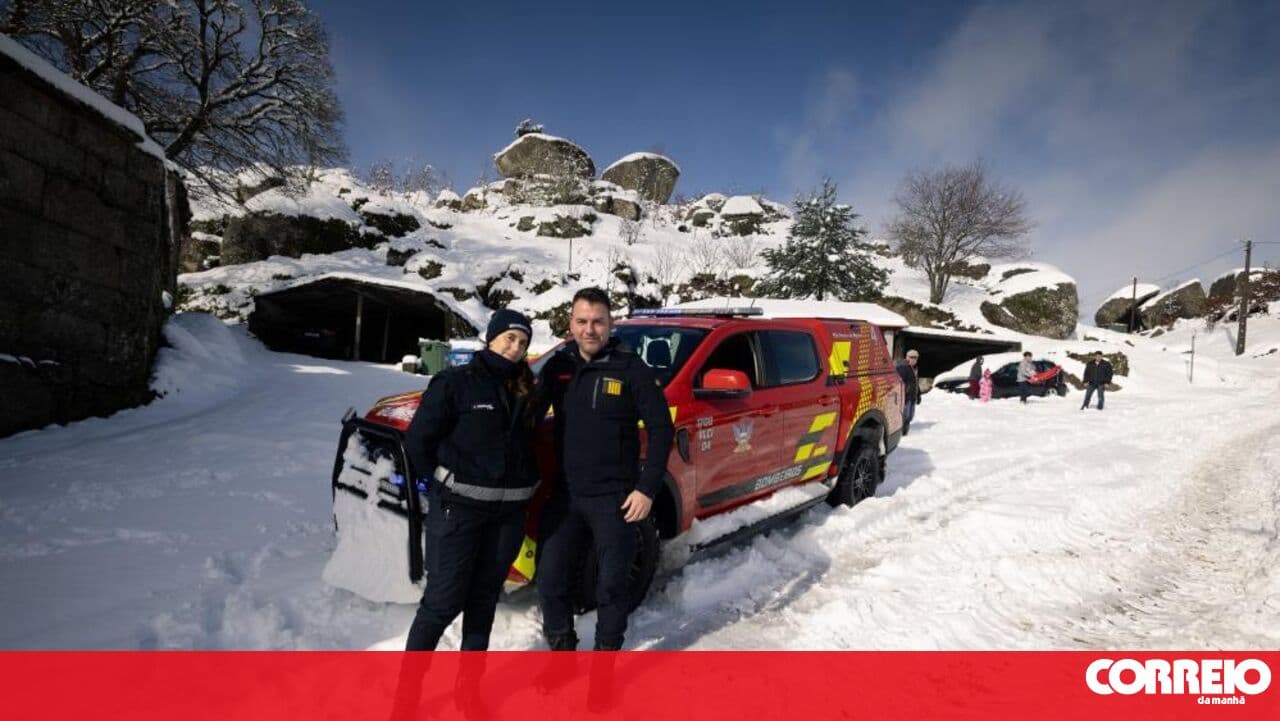 Firefighters help deliver meals to villages in Vila Pouca de Aguiar