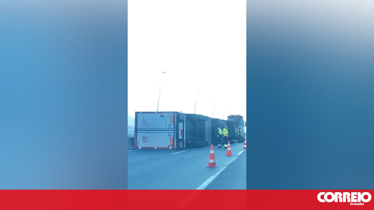 Lorry overturns on Vasco da Gama Bridge