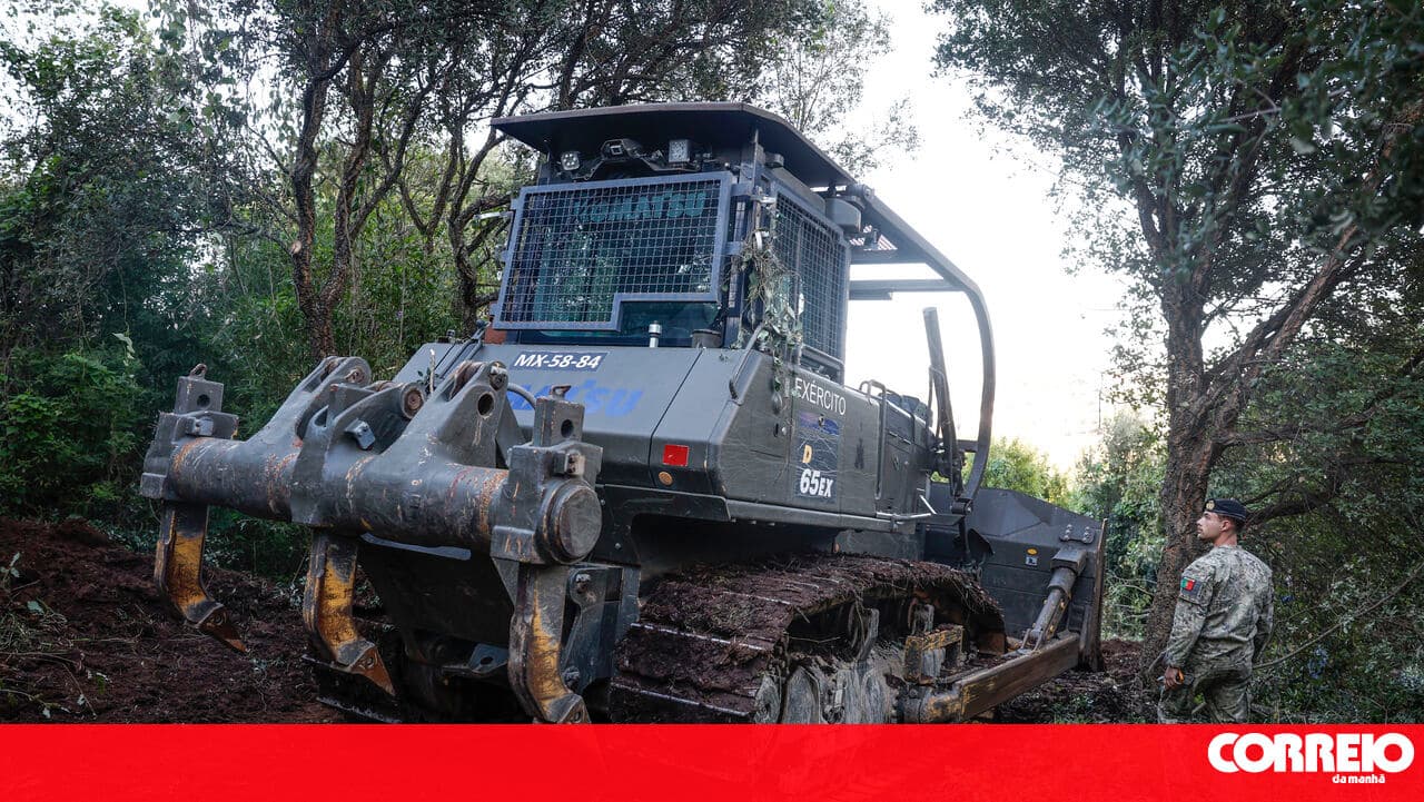 Army clears blocked roads in Ferreira do Zêzere