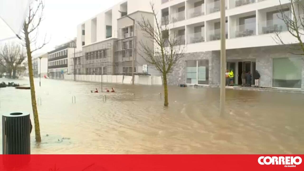 Heavy rain and Sado River waters flood roads in Alcácer do Sal; nursing home evacuated