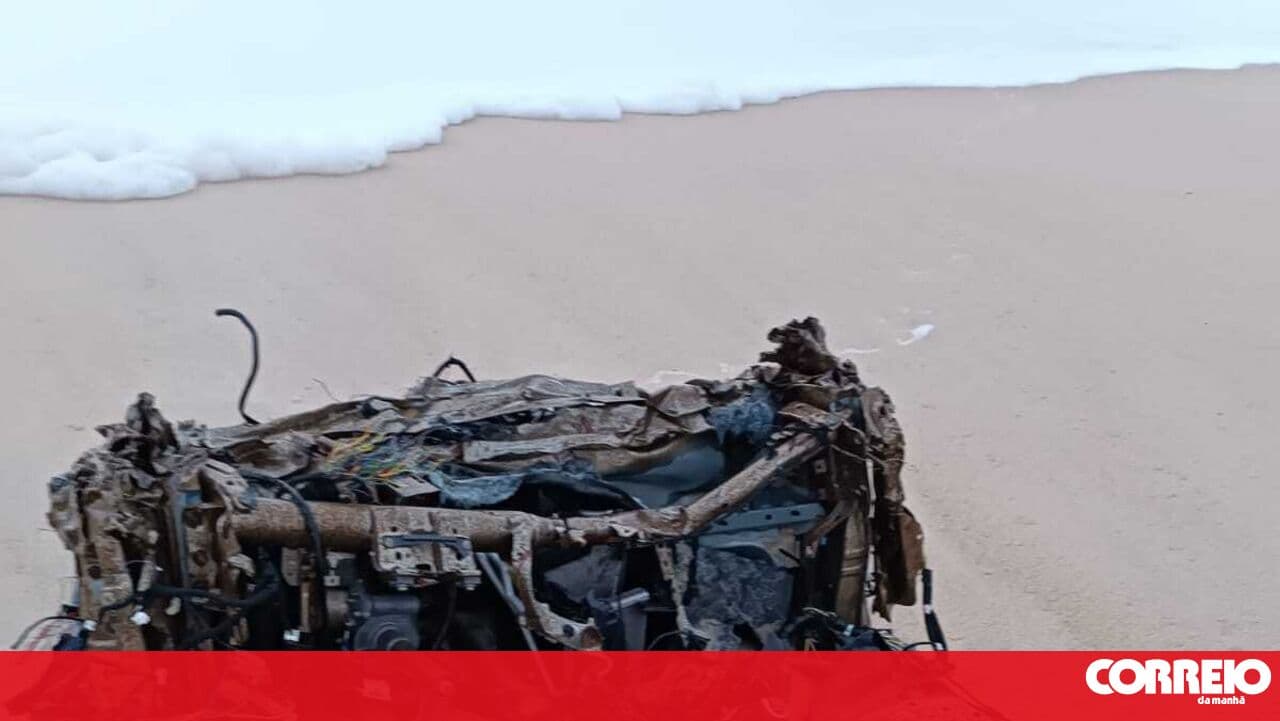 Maycon Douglas's car wreckage found on Nazaré beach