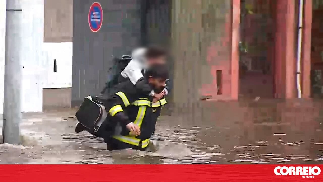 Boy trapped on flooded road rescued by firefighter in Águeda — watch the moment