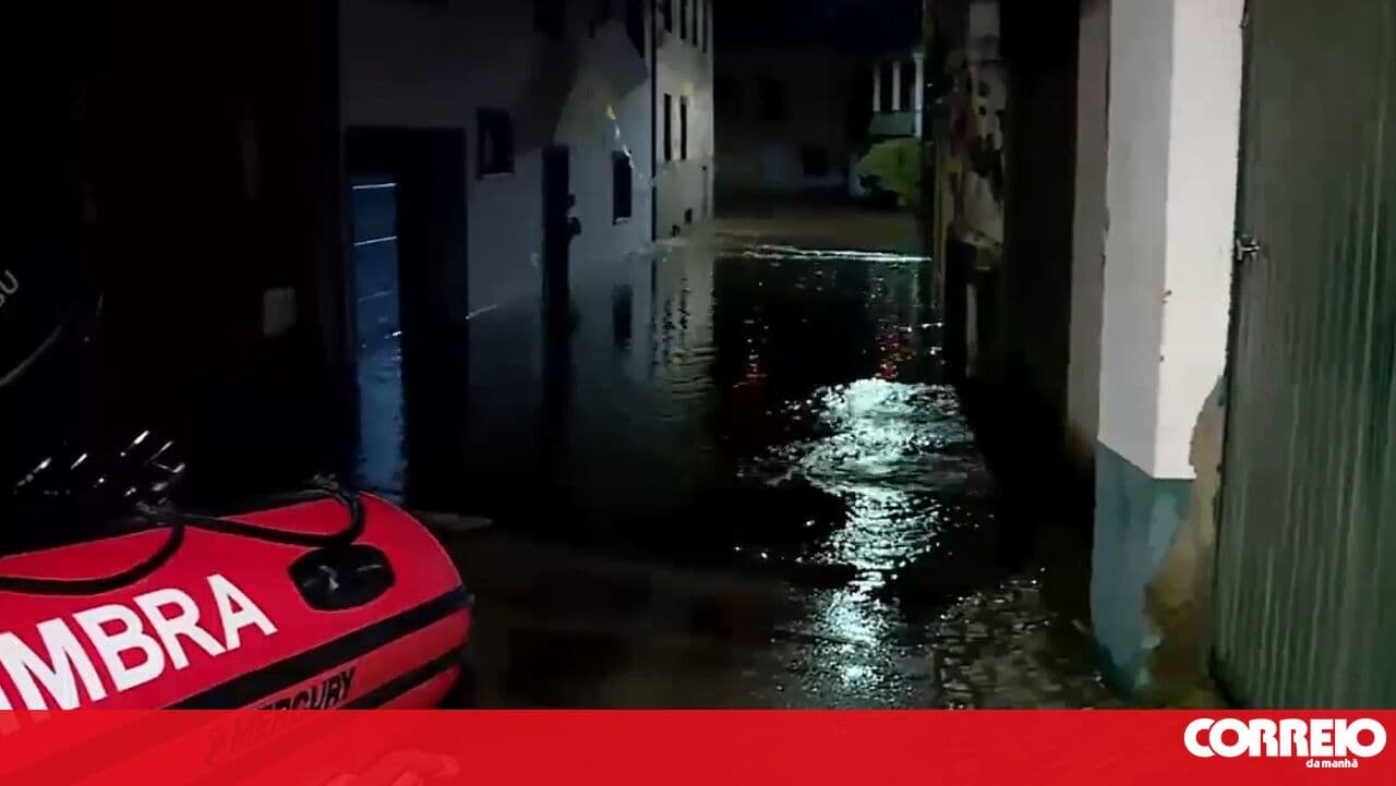 Residents of Aldeia do Cabouco in Coimbra trapped inside their homes due to rising river water