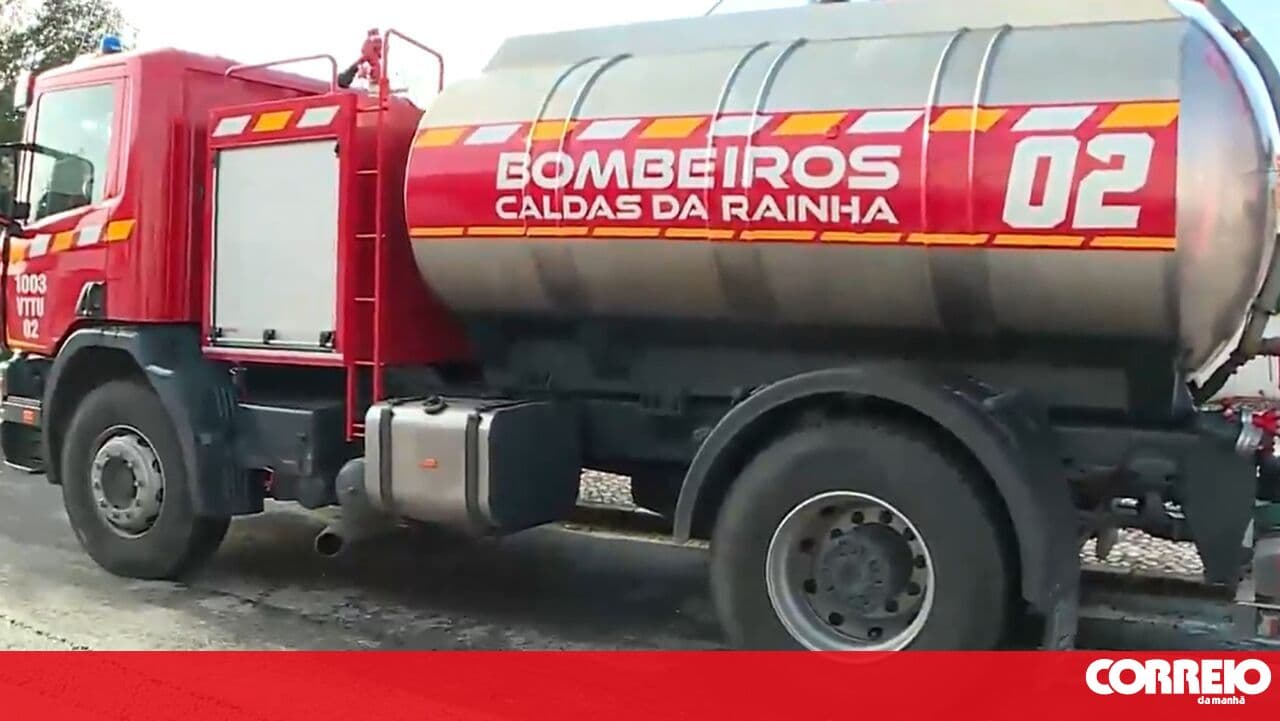 Firefighters from Caldas da Rainha help local residents with water supply in the parish of Tornada and Salir do Porto