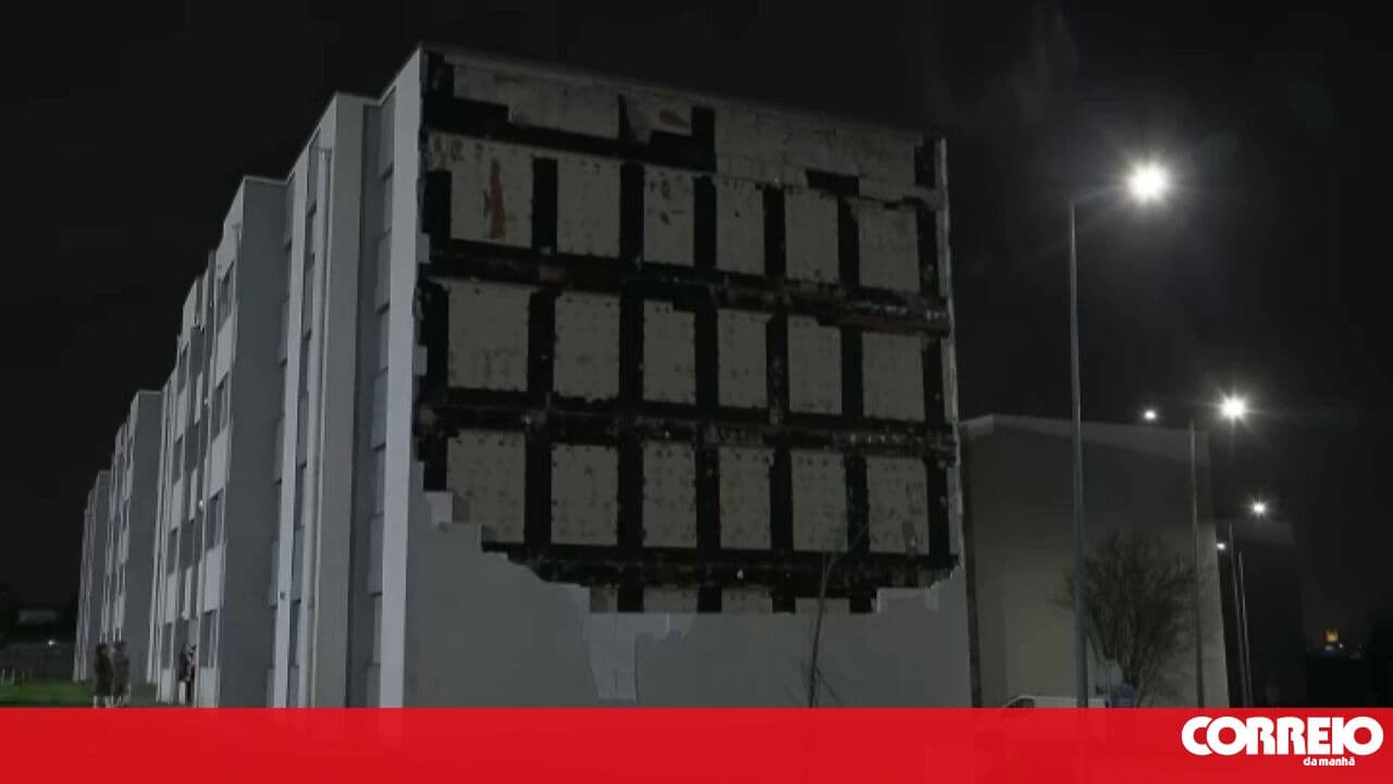 Building cladding falls in Vila Nova de Gaia