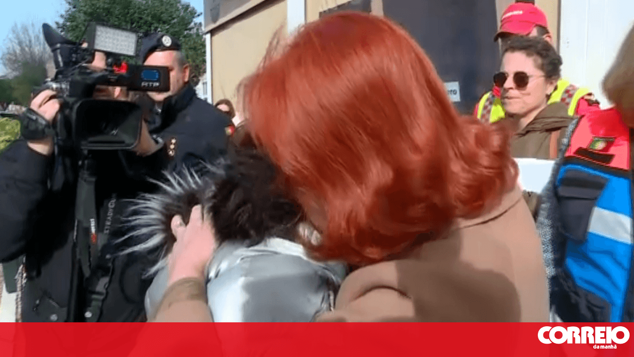 The moment the Environment Minister comforts a tearful shopkeeper in Alcácer do Sal