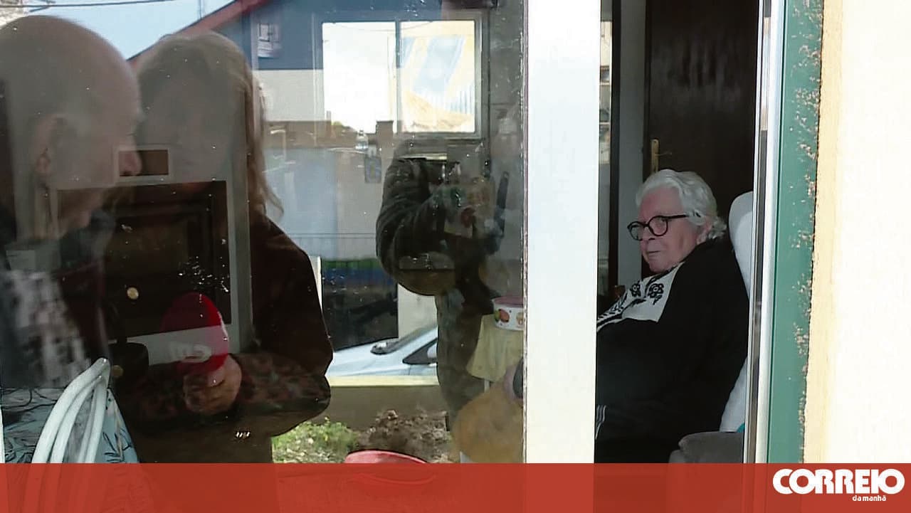 "They don't care about us anymore": elderly couple living in a house without a roof, electricity or water in Leiria