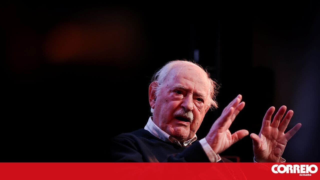 Ruy de Carvalho returns to the stage to perform at 99 years old