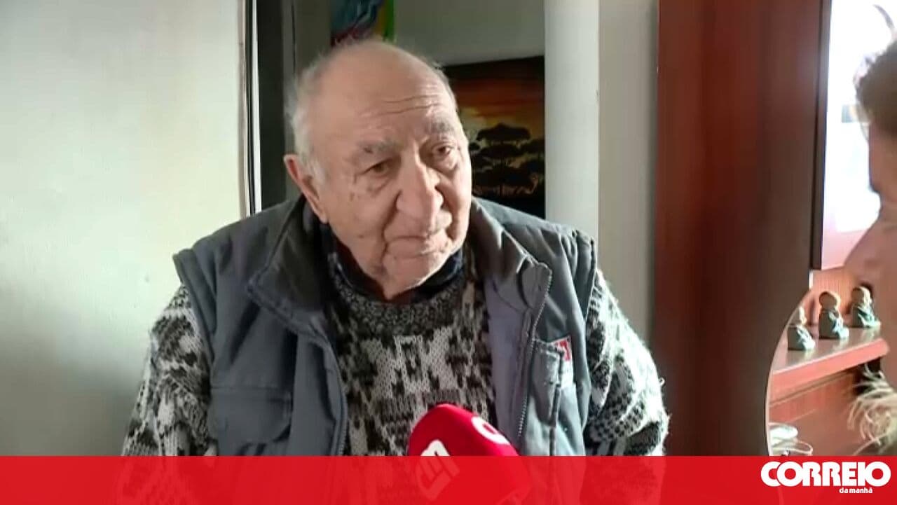 'They don't care about us anymore': elderly couple live in house without a roof, electricity or running water in Leiria