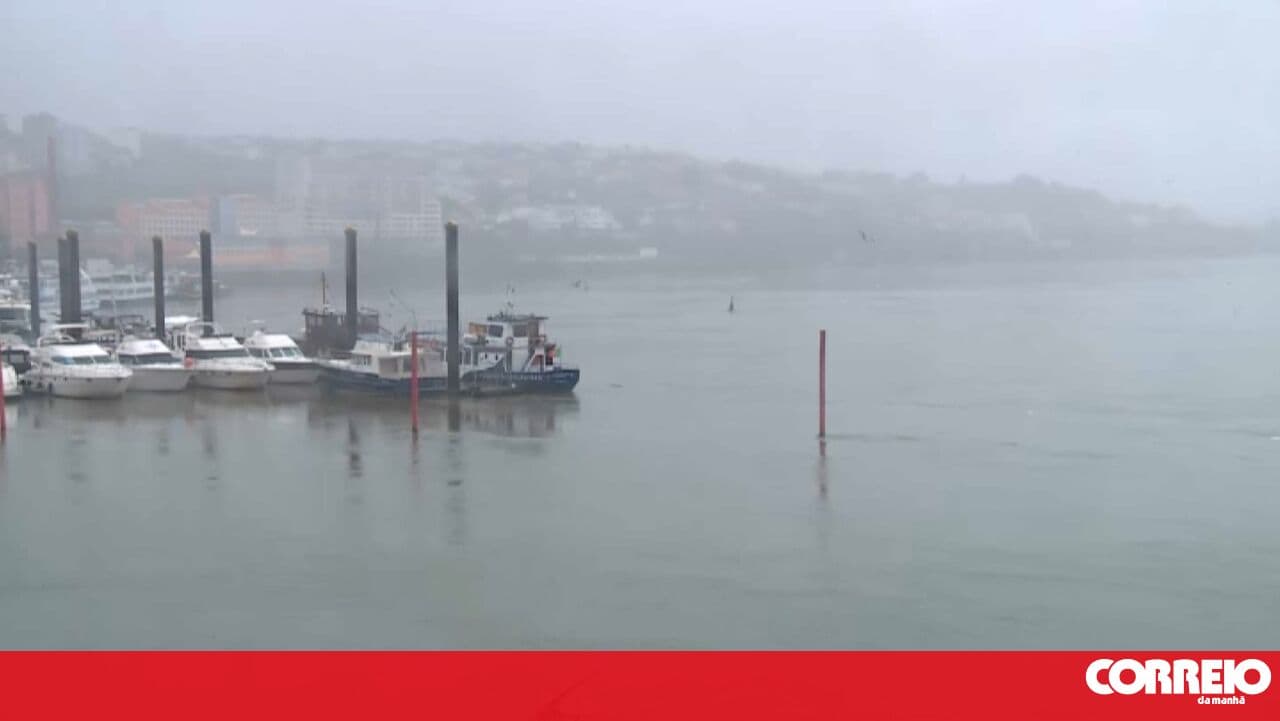 Searches resumed for a man reported missing after a boat capsized on the Douro