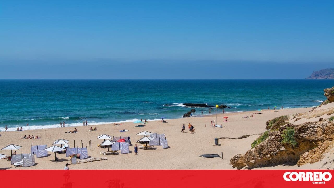 Missing elderly woman rescued by PSP from sand dunes at a Cascais beach