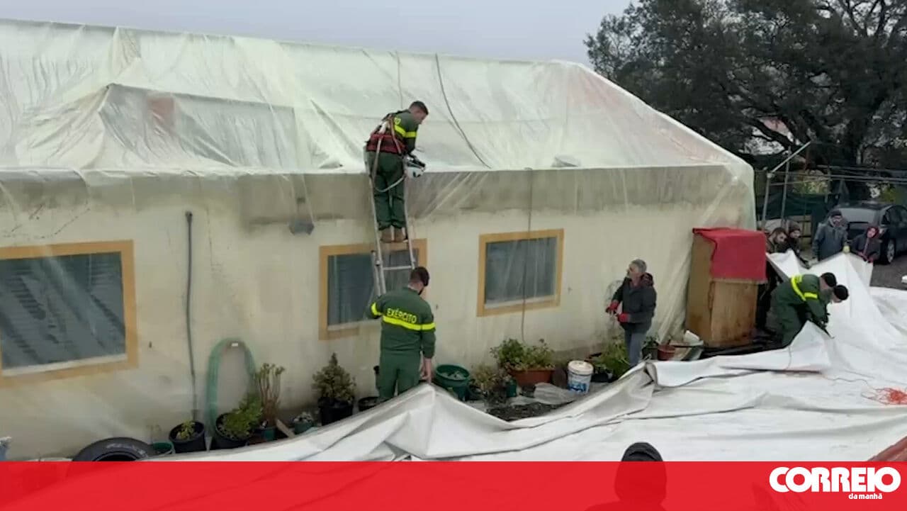 Army repairs roofs in Figueiró dos Vinhos