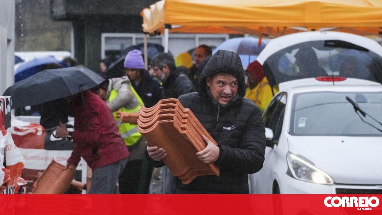 Residents of Marinha Grande spend hours in queues waiting for roof tiles and tarpaulins