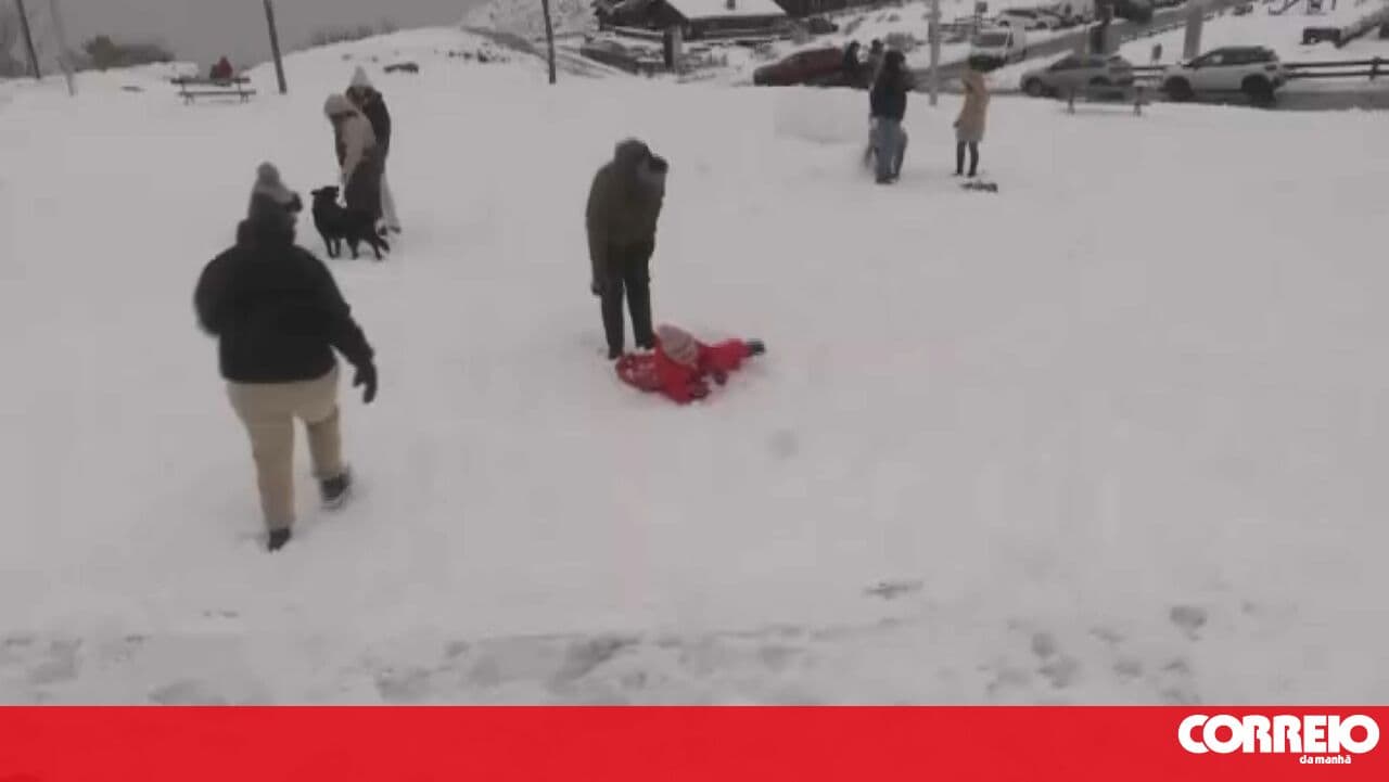 Snowfall closes access to the central massif of the Serra da Estrela